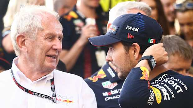Helmut Marko habla con Checo Pérez
